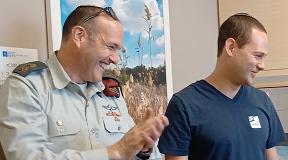 Cantor Schwartz Visits IDF Soldiers at Hadassah Hospital